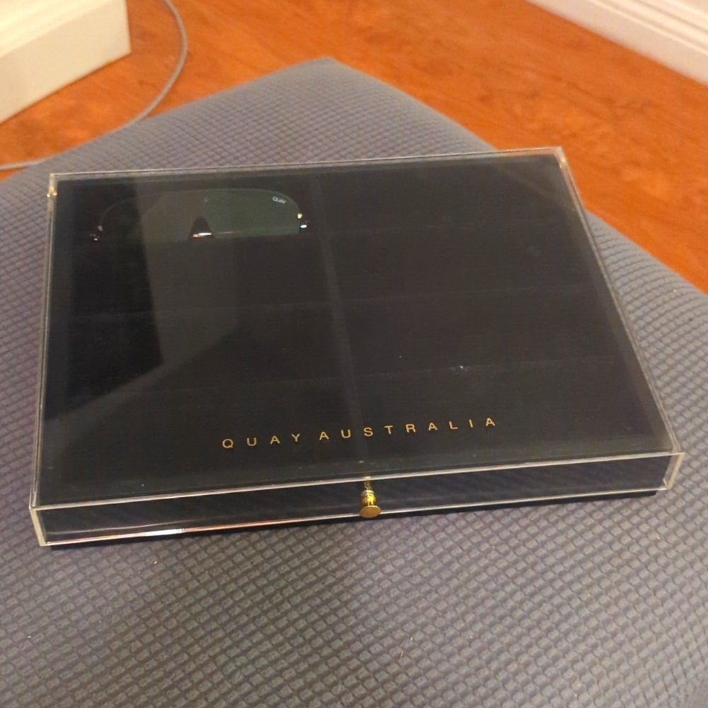 QUAY AUSTRALIA SUNGLASSES CASE HOLDER 8 PAIRS SOLD OUT